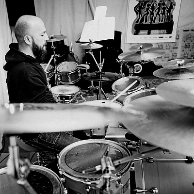 Купить игру на барабанах в Казани. Сервис Ultra Подарки. Хотите играть на барабанах? Купите сертификат на обучение игре на барабанах в Казани. Сервис UltraPodarki.ru 8 800 505 95 30. Игра на барабанах, уроки игры на барабанах, обучение игре на барабанах, барабан обучение, играть на барабанах, игра на барабанах сертификат, уроки на барабанах, игра на барабанах в Казани, уроки игры на барабанах в Казани, барабаны цена Казань, уроки на барабанах в Казани