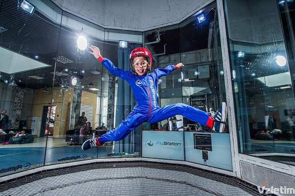 Полёт в аэротрубе  в Казани. Ultra Подарки. Полёт в аэротрубе  в Казани. Попробуйте полёт в аэротрубе . Сервис: UltraPodarki.ru 8 800 505 95 30. Полёт в аэротрубе , аэротруба Казань, полёт Казань