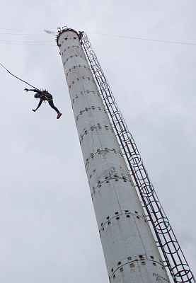 Роупджампинг - прыжки с верёвкой в Казани. Подарочные сертификаты Ultra Подарки. Роупджампинг в Казани - Экстремальный оригинальный подарок или подарочный сертификат на Роупджампинг - прыжки с верёвкой. Сервис UltraPodarki.ru 8-800-505-95-30. роупджампинг Казань, прыжок веревка Казань, роупджампинг, прыжок веревка, прыжок с веревкой, Подарок, подарочный сертификат, экстрим, экстремальный подарок
