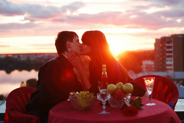 Романтическое свидание на крыше в Казани. Ultra Подарки. Купить романтическое свидание на крыше в Казани. Подарите самым близким незабываемые моменты и почувствуйте друг друга ещё ближе. Сервис UltraPodarki.ru 8 800 505 95 30. Романтическое свидание на крышев Казани, свидание на крышев Казани, свидание, сертификат на свидание на крыше, сертификат на свидание в Казани, купить свидание на крыше, купить свидание Казань