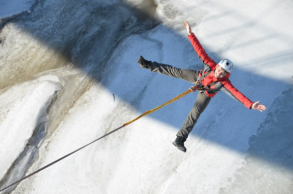 Роупджампинг - прыжки с верёвкой в Казани. Подарочные сертификаты Ultra Подарки. Роупджампинг в Казани - Экстремальный оригинальный подарок или подарочный сертификат на Роупджампинг - прыжки с верёвкой. Сервис UltraPodarki.ru 8-800-505-95-30. роупджампинг Казань, прыжок веревка Казань, роупджампинг, прыжок веревка, прыжок с веревкой, Подарок, подарочный сертификат, экстрим, экстремальный подарок