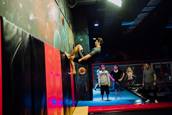  Батутный центр в Казани. Сервис Ultra Подарки. Купить подарочный сертификат в батутный центр, попробуйте прыжки на батуте в Казани. Сервис UltraPodarki.ru 8 (800) 555 95-30.. Батутный центр , батутный центр, батутный центр цены, батутный центр в Казани,  батутный парк, батут прыгать, прыжки +на батуте, батут Казань, батут спорт