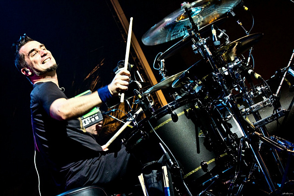 Купить игру на барабанах в Казани. Сервис Ultra Подарки. Хотите играть на барабанах? Купите сертификат на обучение игре на барабанах в Казани. Сервис UltraPodarki.ru 8 800 505 95 30. Игра на барабанах, уроки игры на барабанах, обучение игре на барабанах, барабан обучение, играть на барабанах, игра на барабанах сертификат, уроки на барабанах, игра на барабанах в Казани, уроки игры на барабанах в Казани, барабаны цена Казань, уроки на барабанах в Казани