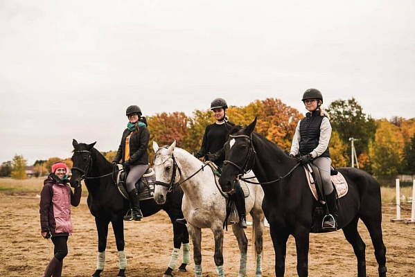 Конная прогулка в Казани. Подарочные сертификаты Ultra Подарки. Купить оригинальный подарок или подарочный сертификат на Конную прогулку в Казани. Сервис UltraPodarki.ru 8-800-505-9530. Катание на лошадях, Прогулка на лошади, Прогулка на лошадях для двоих, КАЗАЧКА, конный клуб, Конный клуб, конная прогулка, конная прогулка в Казани