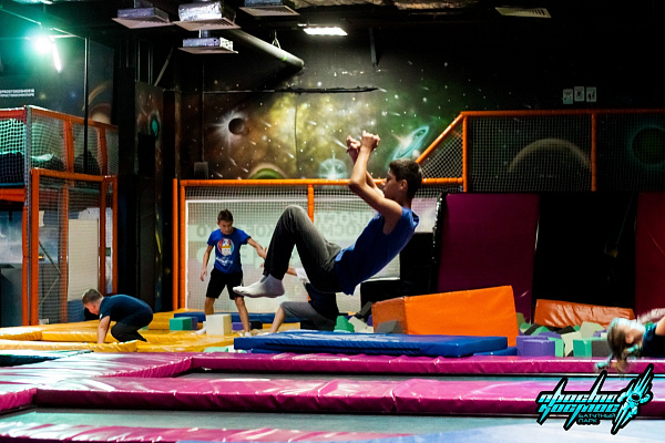  Батутный центр в Казани. Сервис Ultra Подарки. Купить подарочный сертификат в батутный центр, попробуйте прыжки на батуте в Казани. Сервис UltraPodarki.ru 8 (800) 555 95-30.. Батутный центр , батутный центр, батутный центр цены, батутный центр в Казани,  батутный парк, батут прыгать, прыжки +на батуте, батут Казань, батут спорт