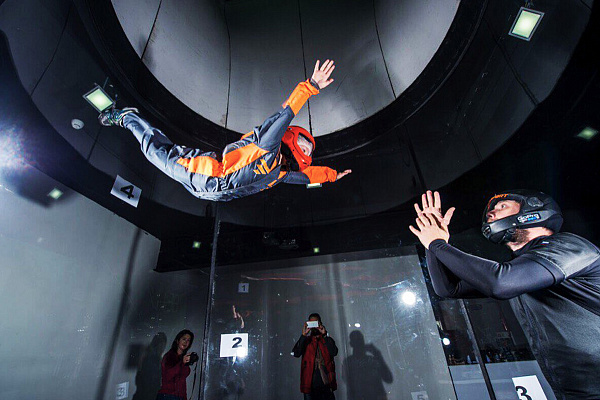 Полёт в аэротрубе  в Казани. Ultra Подарки. Полёт в аэротрубе  в Казани. Попробуйте полёт в аэротрубе . Сервис: UltraPodarki.ru 8 800 505 95 30. Полёт в аэротрубе , аэротруба Казань, полёт Казань